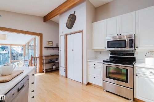4212 Aspen Drive E, Edmonton, AB - Indoor Photo Showing Kitchen