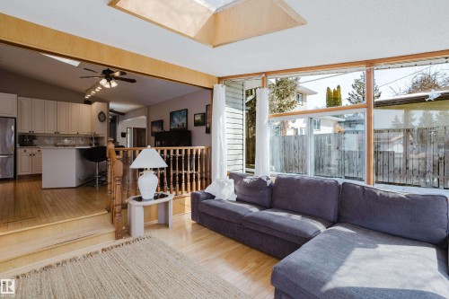 4212 Aspen Drive E, Edmonton, AB - Indoor Photo Showing Living Room