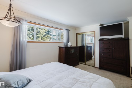 4212 Aspen Drive E, Edmonton, AB - Indoor Photo Showing Bedroom