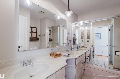 4212 Aspen Drive E, Edmonton, AB - Indoor Photo Showing Bathroom