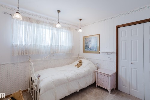 4212 Aspen Drive E, Edmonton, AB - Indoor Photo Showing Bedroom