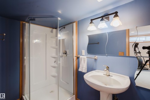 4212 Aspen Drive E, Edmonton, AB - Indoor Photo Showing Bathroom