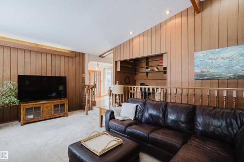 4212 Aspen Drive E, Edmonton, AB - Indoor Photo Showing Living Room
