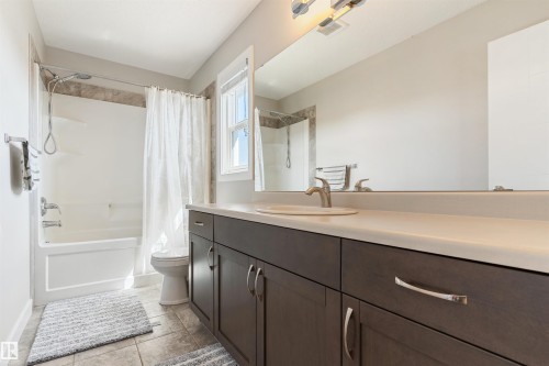 8011 Evans Crescent, Edmonton, AB - Indoor Photo Showing Bathroom