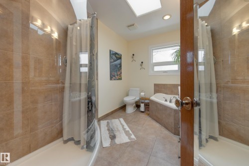 9503 77 Street, Edmonton, AB - Indoor Photo Showing Bathroom
