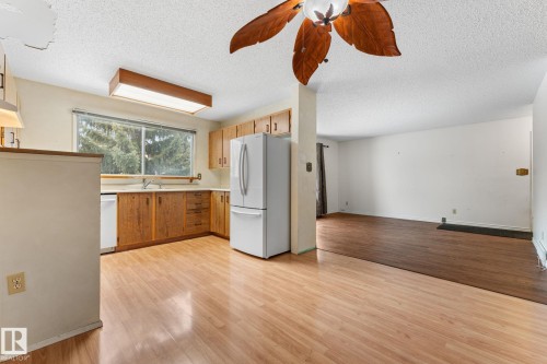 3422 138A Avenue Nw, Edmonton, AB - Indoor Photo Showing Kitchen