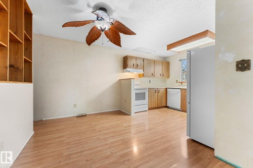 3422 138A Avenue Nw, Edmonton, AB - Indoor Photo Showing Kitchen