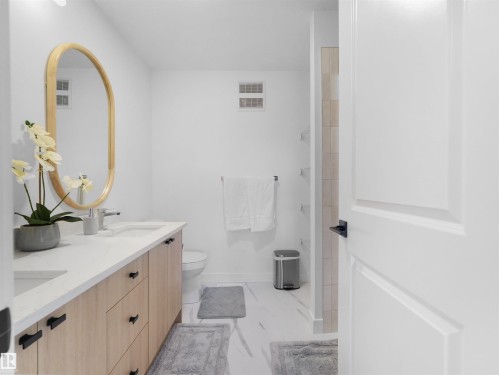 16252 19 Avenue, Edmonton, AB - Indoor Photo Showing Bathroom