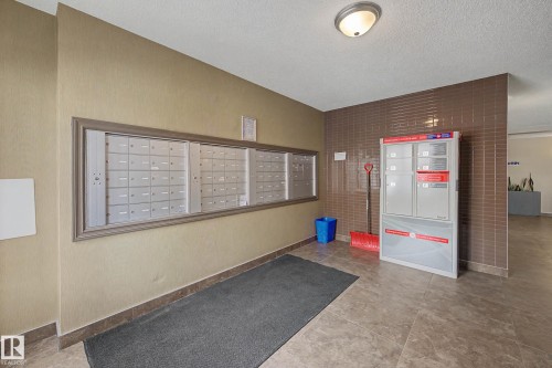 210 2204 44 Avenue, Edmonton, AB - Indoor Photo Showing Other Room