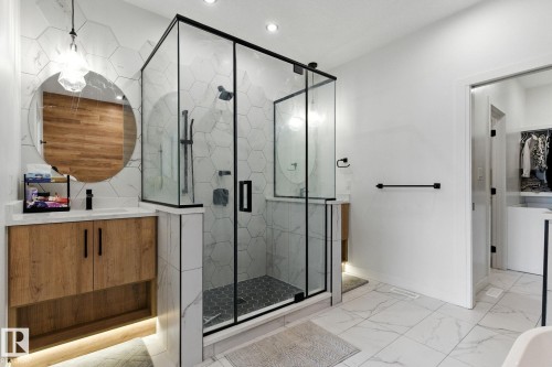 1048 Goldfinch Way, Edmonton, AB - Indoor Photo Showing Bathroom