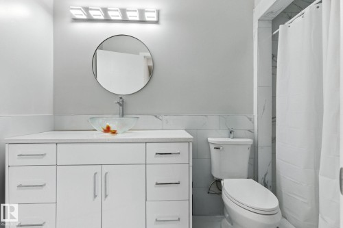1048 Goldfinch Way, Edmonton, AB - Indoor Photo Showing Bathroom