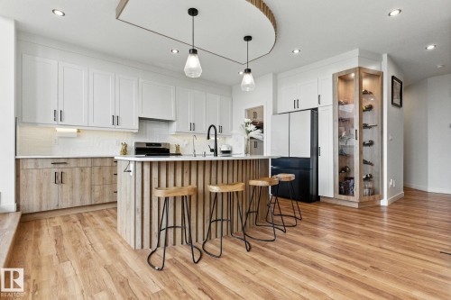 1048 Goldfinch Way, Edmonton, AB - Indoor Photo Showing Kitchen With Upgraded Kitchen
