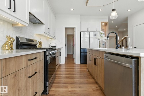 1048 Goldfinch Way, Edmonton, AB - Indoor Photo Showing Kitchen With Upgraded Kitchen