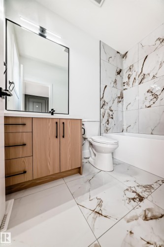 100 Elliott Wynd, Fort Saskatchewan, AB - Indoor Photo Showing Bathroom