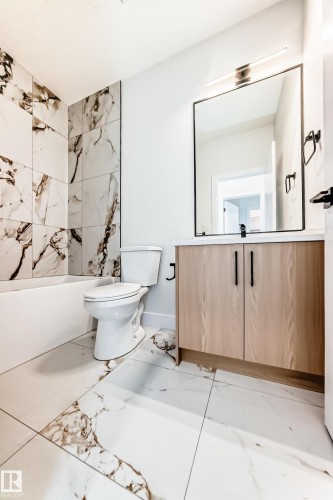 100 Elliott Wynd, Fort Saskatchewan, AB - Indoor Photo Showing Bathroom