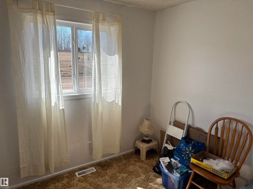 Bright window with white trim, a floor vent, and light-colored walls - 4824 49 Avenue, Sangudo, AB - Indoor