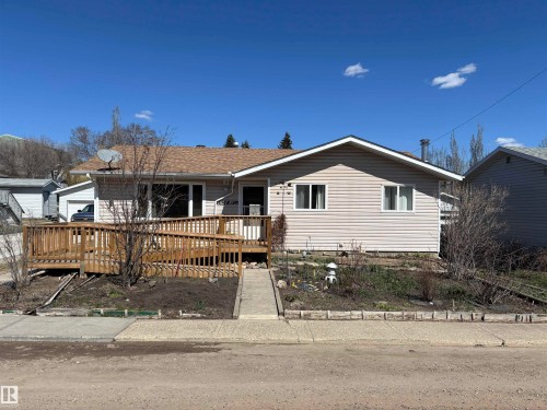 Ranch-style residence featuring light-colored horizontal siding and a brown shingle roof - 4824 49 Avenue, Sangudo, AB - Outdoor With Deck Patio Veranda
