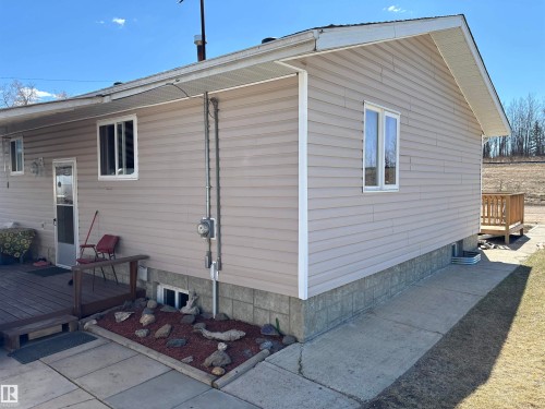 Neutral-toned siding exterior with white window frames and trim - 4824 49 Avenue, Sangudo, AB - Outdoor With Exterior