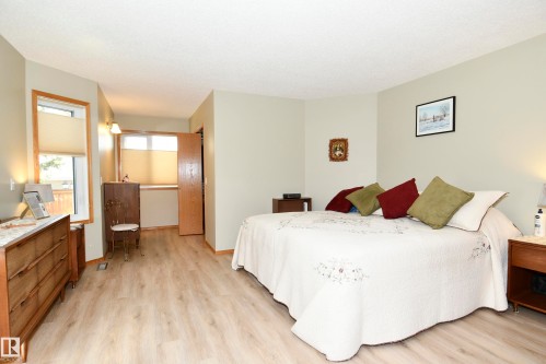 103 Lakeside Place, Leduc, AB - Indoor Photo Showing Bedroom