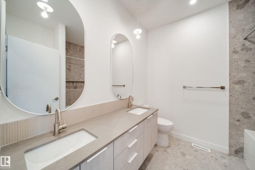 7538 80 Avenue, Edmonton, AB - Indoor Photo Showing Bathroom