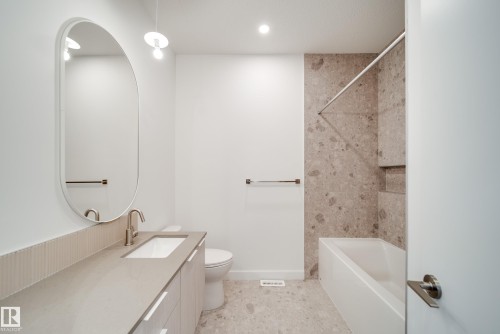 7538 80 Avenue, Edmonton, AB - Indoor Photo Showing Bathroom