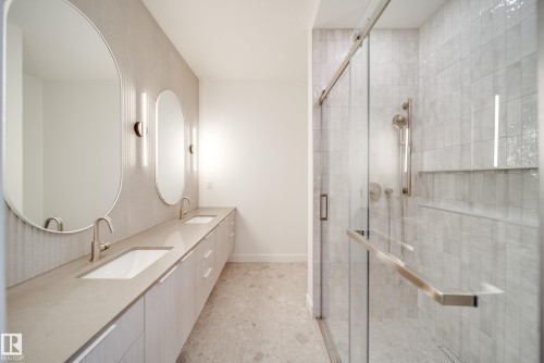 7538 80 Avenue, Edmonton, AB - Indoor Photo Showing Bathroom
