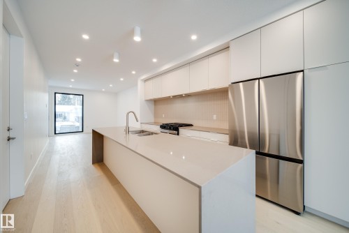 7538 80 Avenue, Edmonton, AB - Indoor Photo Showing Kitchen With Upgraded Kitchen