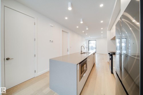 7538 80 Avenue, Edmonton, AB - Indoor Photo Showing Kitchen With Upgraded Kitchen