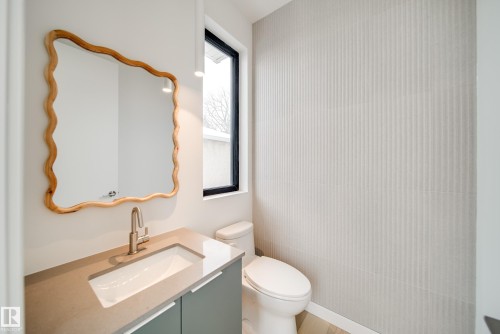 7538 80 Avenue, Edmonton, AB - Indoor Photo Showing Bathroom