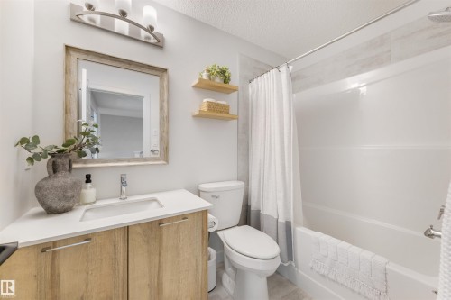 11987 34 Avenue, Edmonton, AB - Indoor Photo Showing Bathroom
