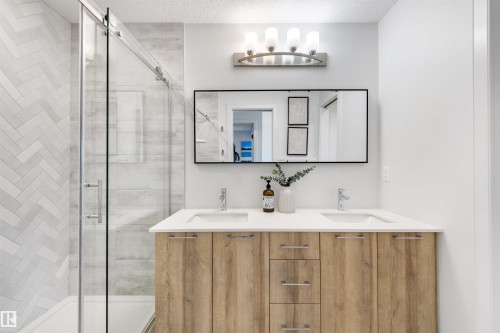 11987 34 Avenue, Edmonton, AB - Indoor Photo Showing Bathroom