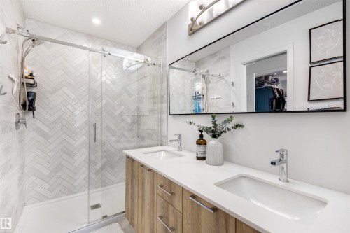 11987 34 Avenue, Edmonton, AB - Indoor Photo Showing Bathroom