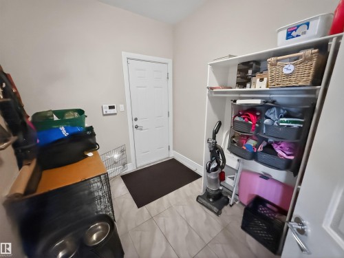 23 Dillworth Crescent, Spruce Grove, AB - Indoor Photo Showing Garage