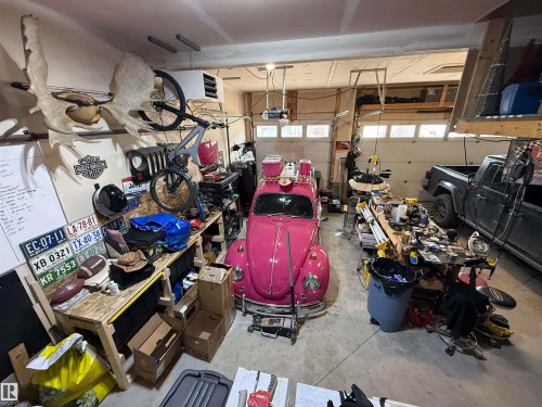 23 Dillworth Crescent, Spruce Grove, AB - Indoor Photo Showing Garage