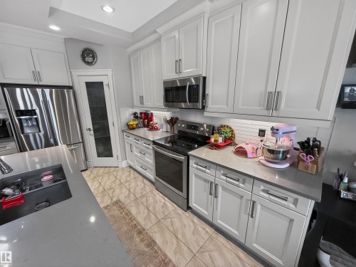 23 Dillworth Crescent, Spruce Grove, AB - Indoor Photo Showing Kitchen With Double Sink With Upgraded Kitchen