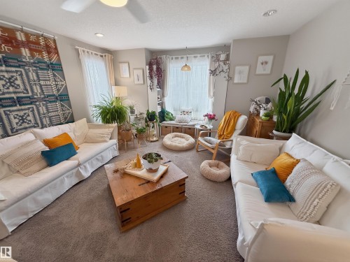 23 Dillworth Crescent, Spruce Grove, AB - Indoor Photo Showing Living Room