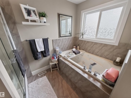 23 Dillworth Crescent, Spruce Grove, AB - Indoor Photo Showing Bathroom