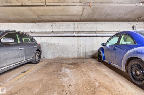 222 4304 139 Avenue, Edmonton, AB - Indoor Photo Showing Garage