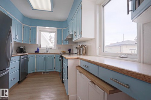13520 124A Avenue, Edmonton, AB - Indoor Photo Showing Kitchen