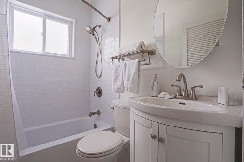 13520 124A Avenue, Edmonton, AB - Indoor Photo Showing Bathroom