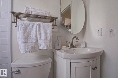 13520 124A Avenue, Edmonton, AB - Indoor Photo Showing Bathroom