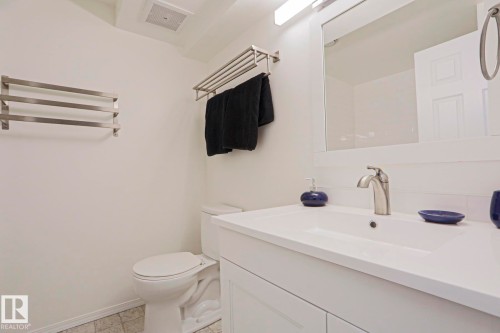 13520 124A Avenue, Edmonton, AB - Indoor Photo Showing Bathroom