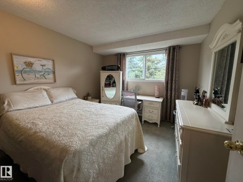 18525 66 Avenue, Edmonton, AB - Indoor Photo Showing Bedroom