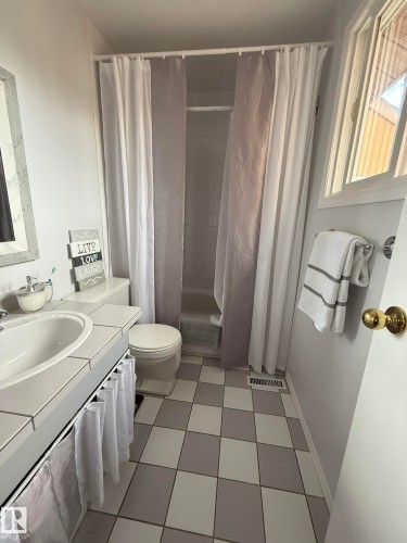 18525 66 Avenue, Edmonton, AB - Indoor Photo Showing Bathroom