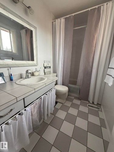 18525 66 Avenue, Edmonton, AB - Indoor Photo Showing Bathroom