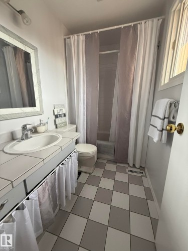 18525 66 Avenue, Edmonton, AB - Indoor Photo Showing Bathroom