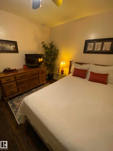 18525 66 Avenue, Edmonton, AB - Indoor Photo Showing Bedroom