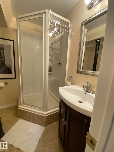 18525 66 Avenue, Edmonton, AB - Indoor Photo Showing Bathroom