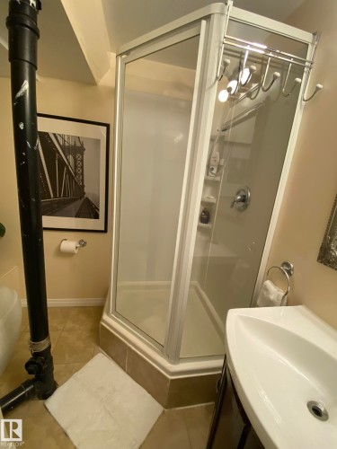 18525 66 Avenue, Edmonton, AB - Indoor Photo Showing Bathroom