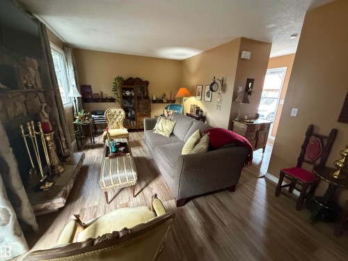 18525 66 Avenue, Edmonton, AB - Indoor Photo Showing Living Room